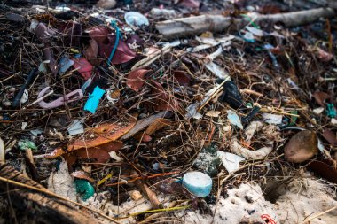 Koh Rong, Kamboçya, 22 Ocak 2025 Çöp ve plastik atık denize dökülüyor ve Kamboçya 'daki Koh Rong' un beyaz kumsallarına dökülüyor. Plastik kirliliği gezegenin her yerinde bulunur..