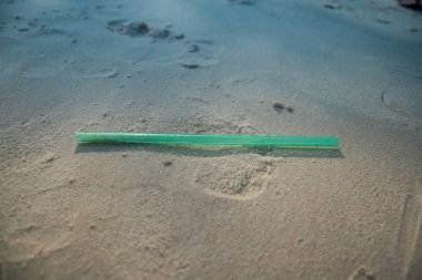 Koh Rong, Kamboçya, 22 Ocak 2025 Çöp ve plastik atık denize dökülüyor ve Kamboçya 'daki Koh Rong' un beyaz kumsallarına dökülüyor. Plastik kirliliği gezegenin her yerinde bulunur..