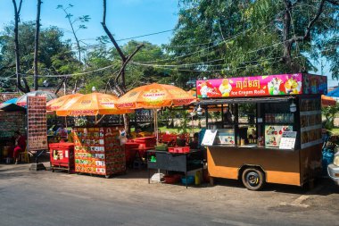 Siem Reap, Kamboçya, 25 Ocak 2025 Şehir ve Siem Reap sokakları. Angkor Wat kompleksi, hareketli pazarları, hareketli sokak hayatı ve nefis mutfağıyla ünlü.