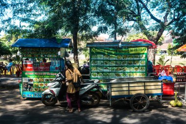Siem Reap, Kamboçya, 25 Ocak 2025 Şehir ve Siem Reap sokakları. Angkor Wat kompleksi, hareketli pazarları, hareketli sokak hayatı ve nefis mutfağıyla ünlü.