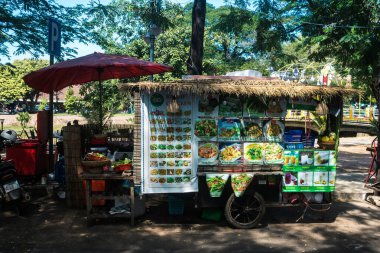 Siem Reap, Kamboçya, 25 Ocak 2025 Şehir ve Siem Reap sokakları. Angkor Wat kompleksi, hareketli pazarları, hareketli sokak hayatı ve nefis mutfağıyla ünlü.