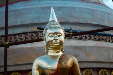 Krabi, Tayland, 15 Ocak 2025 Wat Tham Suea, Krabi 'de bulunan bir Budist tapınağı. Budizm, Tayland 'da yaygın bir dindir. Devlet Budizmi destekliyor ve dini özgürlüğü garanti ediyor.