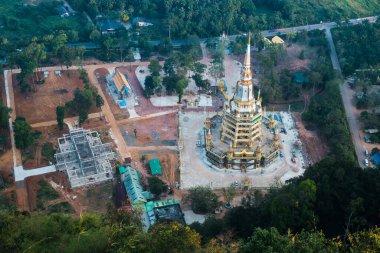 Krabi, Tayland, 15 Ocak 2025 Wat Tham Suea, Krabi 'de bulunan bir Budist tapınağı. Budizm, Tayland 'da yaygın bir dindir. Devlet Budizmi destekliyor ve dini özgürlüğü garanti ediyor.