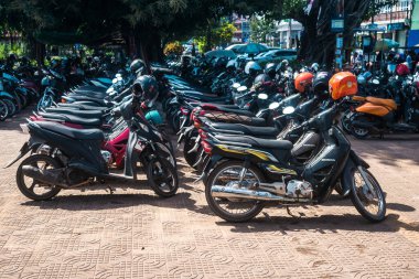 Siem Reap, Kamboçya, 24 Ocak 2025 Siem Reap caddelerinde trafik. Angkor Wat kompleksi, hareketli pazarları, hareketli sokak hayatı ve nefis mutfağıyla ünlü.