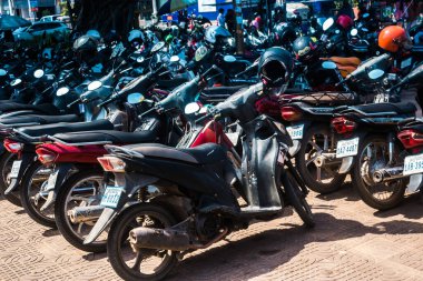 Siem Reap, Kamboçya, 24 Ocak 2025 Siem Reap caddelerinde trafik. Angkor Wat kompleksi, hareketli pazarları, hareketli sokak hayatı ve nefis mutfağıyla ünlü.