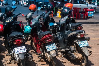 Siem Reap, Kamboçya, 24 Ocak 2025 Siem Reap caddelerinde trafik. Angkor Wat kompleksi, hareketli pazarları, hareketli sokak hayatı ve nefis mutfağıyla ünlü.