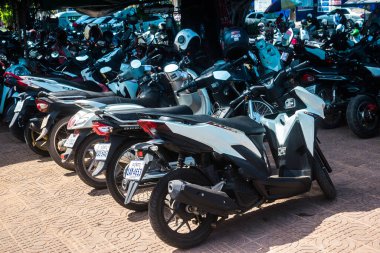 Siem Reap, Kamboçya, 24 Ocak 2025 Siem Reap caddelerinde trafik. Angkor Wat kompleksi, hareketli pazarları, hareketli sokak hayatı ve nefis mutfağıyla ünlü.