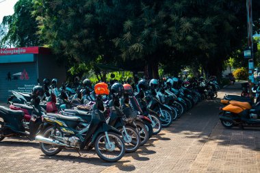 Siem Reap, Kamboçya, 24 Ocak 2025 Siem Reap caddelerinde trafik. Angkor Wat kompleksi, hareketli pazarları, hareketli sokak hayatı ve nefis mutfağıyla ünlü.