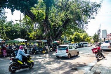 Siem Reap, Kamboçya, 24 Ocak 2025 Siem Reap caddelerinde trafik. Angkor Wat kompleksi, hareketli pazarları, hareketli sokak hayatı ve nefis mutfağıyla ünlü.