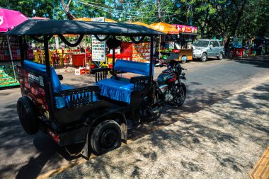Siem Reap, Kamboçya, 24 Ocak 2025 Siem Reap caddelerinde trafik. Angkor Wat kompleksi, hareketli pazarları, hareketli sokak hayatı ve nefis mutfağıyla ünlü.