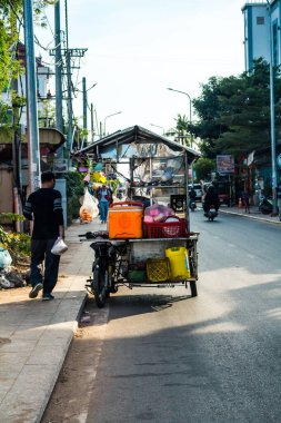 Siem Reap, Kamboçya, 24 Ocak 2025 Siem Reap caddelerinde trafik. Angkor Wat kompleksi, hareketli pazarları, hareketli sokak hayatı ve nefis mutfağıyla ünlü.