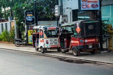Siem Reap, Kamboçya, 24 Ocak 2025 Siem Reap caddelerinde trafik. Angkor Wat kompleksi, hareketli pazarları, hareketli sokak hayatı ve nefis mutfağıyla ünlü.
