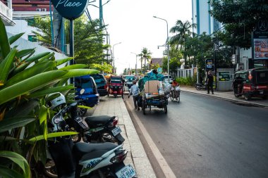 Siem Reap, Kamboçya, 24 Ocak 2025 Siem Reap caddelerinde trafik. Angkor Wat kompleksi, hareketli pazarları, hareketli sokak hayatı ve nefis mutfağıyla ünlü.