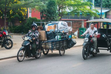 Siem Reap, Kamboçya, 24 Ocak 2025 Siem Reap caddelerinde trafik. Angkor Wat kompleksi, hareketli pazarları, hareketli sokak hayatı ve nefis mutfağıyla ünlü.