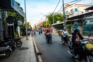 Siem Reap, Kamboçya, 24 Ocak 2025 Siem Reap caddelerinde trafik. Angkor Wat kompleksi, hareketli pazarları, hareketli sokak hayatı ve nefis mutfağıyla ünlü.