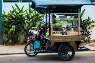 Siem Reap, Kamboçya, 24 Ocak 2025 Siem Reap caddelerinde trafik. Angkor Wat kompleksi, hareketli pazarları, hareketli sokak hayatı ve nefis mutfağıyla ünlü.