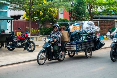 Siem Reap, Kamboçya, 24 Ocak 2025 Siem Reap caddelerinde trafik. Angkor Wat kompleksi, hareketli pazarları, hareketli sokak hayatı ve nefis mutfağıyla ünlü.