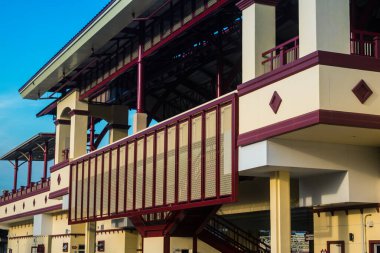 Hua Hin, Tayland, 18 Ocak 2025 Hua Hin tren istasyonu şehrin merkezinde yer almaktadır. Tren istasyonu, kendine özgü çatısı ve güzel pencereleri olan küçük bir tapınak gibi orada yatıyor..