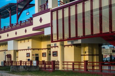 Hua Hin, Tayland, 18 Ocak 2025 Hua Hin tren istasyonu şehrin merkezinde yer almaktadır. Tren istasyonu, kendine özgü çatısı ve güzel pencereleri olan küçük bir tapınak gibi orada yatıyor..