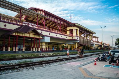 Hua Hin, Tayland, 18 Ocak 2025 Hua Hin tren istasyonu şehrin merkezinde yer almaktadır. Tren istasyonu, kendine özgü çatısı ve güzel pencereleri olan küçük bir tapınak gibi orada yatıyor..