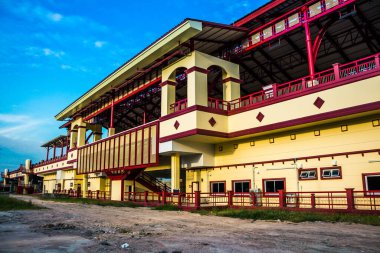 Hua Hin, Tayland, 18 Ocak 2025 Hua Hin tren istasyonu şehrin merkezinde yer almaktadır. Tren istasyonu, kendine özgü çatısı ve güzel pencereleri olan küçük bir tapınak gibi orada yatıyor..