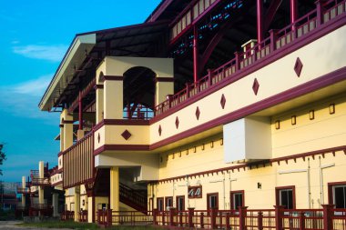 Hua Hin, Tayland, 18 Ocak 2025 Hua Hin tren istasyonu şehrin merkezinde yer almaktadır. Tren istasyonu, kendine özgü çatısı ve güzel pencereleri olan küçük bir tapınak gibi orada yatıyor..