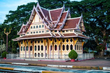 Hua Hin, Tayland, 18 Ocak 2025 Hua Hin tren istasyonu şehrin merkezinde yer almaktadır. Tren istasyonu, kendine özgü çatısı ve güzel pencereleri olan küçük bir tapınak gibi orada yatıyor..