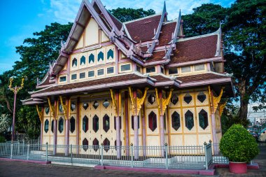Hua Hin, Tayland, 18 Ocak 2025 Hua Hin tren istasyonu şehrin merkezinde yer almaktadır. Tren istasyonu, kendine özgü çatısı ve güzel pencereleri olan küçük bir tapınak gibi orada yatıyor..