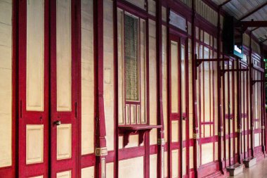 Hua Hin, Tayland, 18 Ocak 2025 Hua Hin tren istasyonu şehrin merkezinde yer almaktadır. Tren istasyonu, kendine özgü çatısı ve güzel pencereleri olan küçük bir tapınak gibi orada yatıyor..