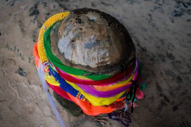 Krabi, Tayland, 19 Ocak 2025 Phra Nang Mağarası, verimlilik ile ilişkili, ve buraya yerleştirilen lingamlar oyulmuş ahşap penis şeklini alırlar. Bu Budist tapınağı her gün turistler tarafından ziyaret edilir..