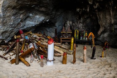 Krabi, Tayland, 19 Ocak 2025 Phra Nang Mağarası, verimlilik ile ilişkili, ve buraya yerleştirilen lingamlar oyulmuş ahşap penis şeklini alırlar. Bu Budist tapınağı her gün turistler tarafından ziyaret edilir..