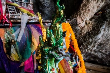 Krabi, Tayland, 19 Ocak 2025 Phra Nang Mağarası, verimlilik ile ilişkili, ve buraya yerleştirilen lingamlar oyulmuş ahşap penis şeklini alırlar. Bu Budist tapınağı her gün turistler tarafından ziyaret edilir..