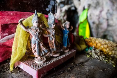 Krabi, Tayland, 19 Ocak 2025 Phra Nang Mağarası, verimlilik ile ilişkili, ve buraya yerleştirilen lingamlar oyulmuş ahşap penis şeklini alırlar. Bu Budist tapınağı her gün turistler tarafından ziyaret edilir..