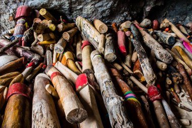 Krabi, Tayland, 19 Ocak 2025 Phra Nang Mağarası, verimlilik ile ilişkili, ve buraya yerleştirilen lingamlar oyulmuş ahşap penis şeklini alırlar. Bu Budist tapınağı her gün turistler tarafından ziyaret edilir..