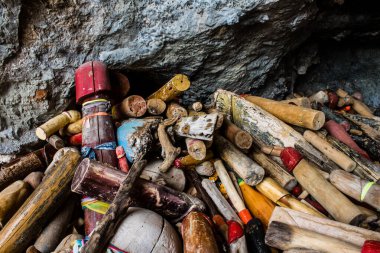 Krabi, Tayland, 19 Ocak 2025 Phra Nang Mağarası, verimlilik ile ilişkili, ve buraya yerleştirilen lingamlar oyulmuş ahşap penis şeklini alırlar. Bu Budist tapınağı her gün turistler tarafından ziyaret edilir..