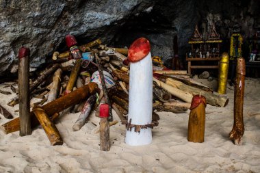 Krabi, Tayland, 19 Ocak 2025 Phra Nang Mağarası, verimlilik ile ilişkili, ve buraya yerleştirilen lingamlar oyulmuş ahşap penis şeklini alırlar. Bu Budist tapınağı her gün turistler tarafından ziyaret edilir..