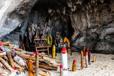 Krabi, Tayland, 19 Ocak 2025 Phra Nang Mağarası, verimlilik ile ilişkili, ve buraya yerleştirilen lingamlar oyulmuş ahşap penis şeklini alırlar. Bu Budist tapınağı her gün turistler tarafından ziyaret edilir..