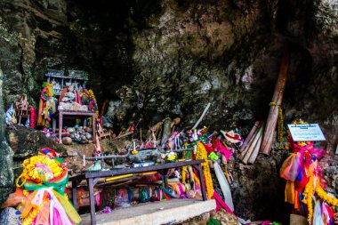 Krabi, Tayland, 19 Ocak 2025 Phra Nang Mağarası, verimlilik ile ilişkili, ve buraya yerleştirilen lingamlar oyulmuş ahşap penis şeklini alırlar. Bu Budist tapınağı her gün turistler tarafından ziyaret edilir..