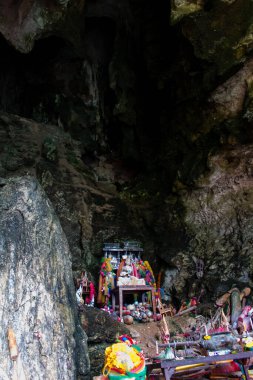 Krabi, Tayland, 19 Ocak 2025 Phra Nang Mağarası, verimlilik ile ilişkili, ve buraya yerleştirilen lingamlar oyulmuş ahşap penis şeklini alırlar. Bu Budist tapınağı her gün turistler tarafından ziyaret edilir..