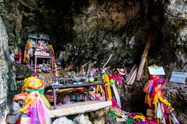 Krabi, Tayland, 19 Ocak 2025 Phra Nang Mağarası, verimlilik ile ilişkili, ve buraya yerleştirilen lingamlar oyulmuş ahşap penis şeklini alırlar. Bu Budist tapınağı her gün turistler tarafından ziyaret edilir..