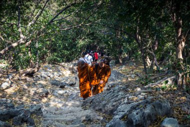 Krabi, Tayland, 19 Ocak 2025 Phra Nang Mağarası, verimlilik ile ilişkili, ve buraya yerleştirilen lingamlar oyulmuş ahşap penis şeklini alırlar. Bu Budist tapınağı her gün turistler tarafından ziyaret edilir..