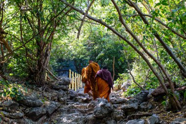 Krabi, Tayland, 19 Ocak 2025 Phra Nang Mağarası, verimlilik ile ilişkili, ve buraya yerleştirilen lingamlar oyulmuş ahşap penis şeklini alırlar. Bu Budist tapınağı her gün turistler tarafından ziyaret edilir..