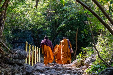 Krabi, Tayland, 19 Ocak 2025 Phra Nang Mağarası, verimlilik ile ilişkili, ve buraya yerleştirilen lingamlar oyulmuş ahşap penis şeklini alırlar. Bu Budist tapınağı her gün turistler tarafından ziyaret edilir..