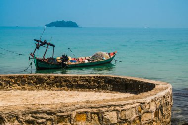 Koh Rong, Kamboçya, 24 Ocak 2025 Koh Touch sokakları, Koh Rong 'un ana turizm bölgesi. Plaj barlarla, restoranlarla, gece kulüpleriyle, misafir evleriyle, bungalovlarla ve hareketli müzik festivalleriyle dolu..