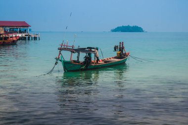 Koh Rong, Kamboçya, 24 Ocak 2025 Koh Touch sokakları, Koh Rong 'un ana turizm bölgesi. Plaj barlarla, restoranlarla, gece kulüpleriyle, misafir evleriyle, bungalovlarla ve hareketli müzik festivalleriyle dolu..