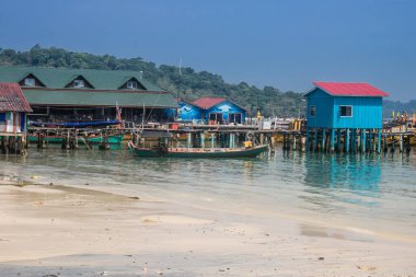 Koh Rong, Kamboçya, 24 Ocak 2025 Koh Touch sokakları, Koh Rong 'un ana turizm bölgesi. Plaj barlarla, restoranlarla, gece kulüpleriyle, misafir evleriyle, bungalovlarla ve hareketli müzik festivalleriyle dolu..
