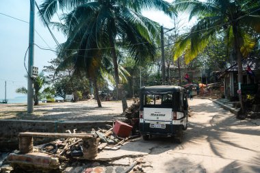 Koh Rong, Kamboçya, 24 Ocak 2025 Koh Touch sokakları, Koh Rong 'un ana turizm bölgesi. Plaj barlarla, restoranlarla, gece kulüpleriyle, misafir evleriyle, bungalovlarla ve hareketli müzik festivalleriyle dolu..