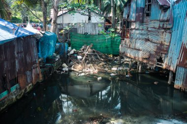 Koh Rong, Kamboçya, 24 Ocak 2025 Koh Touch sokakları, Koh Rong 'un ana turizm bölgesi. Plaj barlarla, restoranlarla, gece kulüpleriyle, misafir evleriyle, bungalovlarla ve hareketli müzik festivalleriyle dolu..
