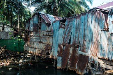 Koh Rong, Kamboçya, 24 Ocak 2025 Koh Touch sokakları, Koh Rong 'un ana turizm bölgesi. Plaj barlarla, restoranlarla, gece kulüpleriyle, misafir evleriyle, bungalovlarla ve hareketli müzik festivalleriyle dolu..
