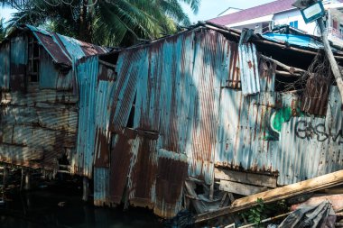 Koh Rong, Kamboçya, 24 Ocak 2025 Koh Touch sokakları, Koh Rong 'un ana turizm bölgesi. Plaj barlarla, restoranlarla, gece kulüpleriyle, misafir evleriyle, bungalovlarla ve hareketli müzik festivalleriyle dolu..